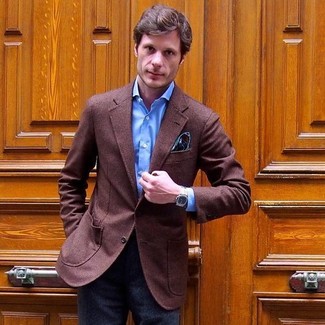 Come indossare e abbinare un blazer di lana marrone in modo formale: Combina un blazer di lana marrone con pantaloni eleganti di lana grigio scuro per un look elegante e di classe.