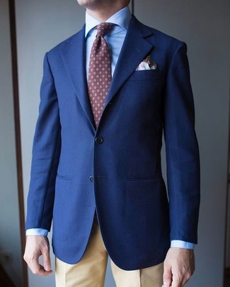Come indossare e abbinare un fazzoletto da taschino stampato marrone in modo formale: Per un outfit della massima comodità, prova a combinare un blazer blu scuro con un fazzoletto da taschino stampato marrone.