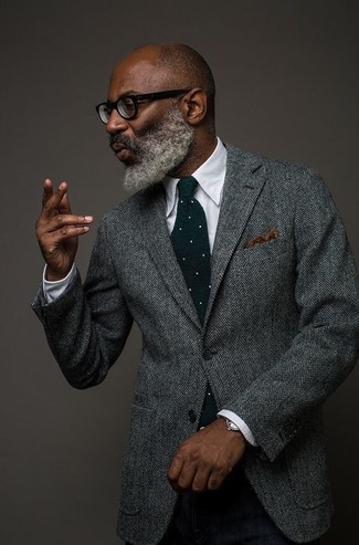 Come indossare e abbinare un blazer di lana a spina di pesce grigio per un uomo di 40 anni: Abbina un blazer di lana a spina di pesce grigio con pantaloni eleganti di lana neri per essere sofisticato e di classe.