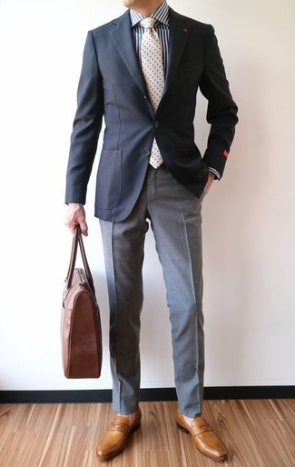 Look alla moda per uomo: Blazer nero, Camicia elegante a righe verticali bianca e blu scuro, Pantaloni eleganti grigi, Mocassini eleganti in pelle senapi