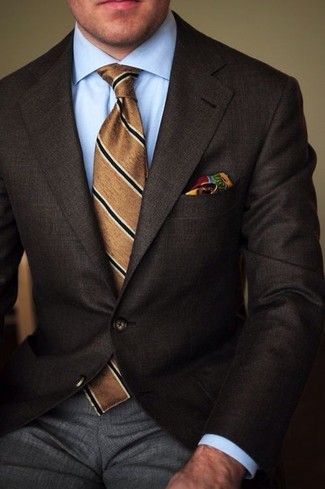 Come indossare e abbinare una cravatta a righe verticali marrone: Abbina un blazer marrone scuro con una cravatta a righe verticali marrone per essere sofisticato e di classe.