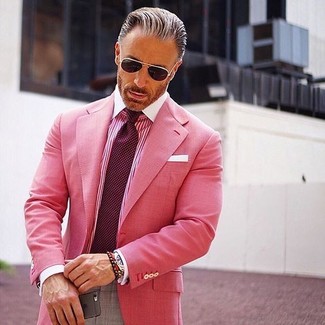 Quale pantaloni eleganti indossare con un blazer rosa quando fa caldo: Opta per un blazer rosa e pantaloni eleganti per essere sofisticato e di classe.