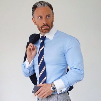 Look alla moda per uomo: Blazer nero, Camicia elegante azzurra, Pantaloni eleganti a quadri grigi, Cravatta a righe verticali blu scuro