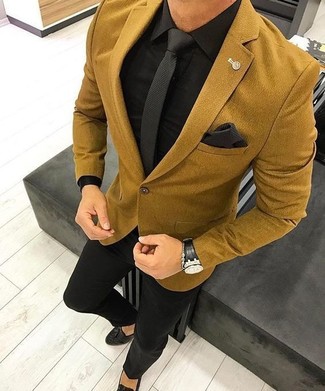 Come indossare e abbinare un blazer di lana giallo: Opta per un blazer di lana giallo e pantaloni eleganti neri per un look elegante e alla moda. Mocassini con nappine in pelle neri sono una interessante scelta per completare il look.