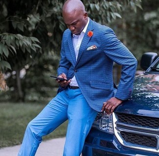 Come indossare e abbinare una giacca a quadri blu: Combina una giacca a quadri blu con pantaloni eleganti blu per una silhouette classica e raffinata