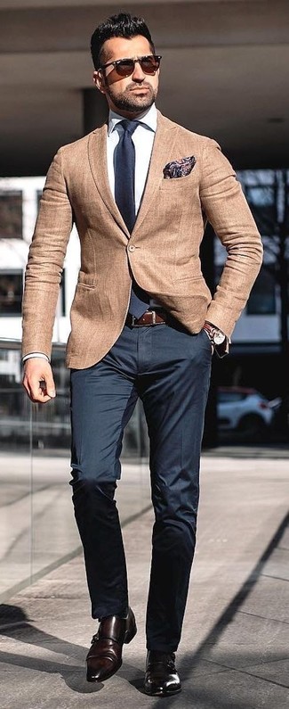 Come indossare e abbinare una cravatta nera: Opta per un blazer marrone chiaro e una cravatta nera per un look elegante e di classe. Opta per un paio di scarpe double monk in pelle marrone scuro per un tocco più rilassato.