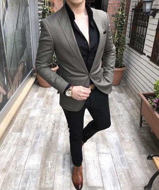 Quale scarpe derby indossare con un blazer grigio quando fa caldo: Prova a combinare un blazer grigio con pantaloni eleganti neri come un vero gentiluomo. Scarpe derby sono una eccellente scelta per completare il look.
