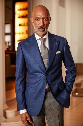 Come indossare e abbinare una cravatta grigio scuro per un uomo di 50 anni quando fa caldo in modo formale: Combina un blazer blu scuro con una cravatta grigio scuro per una silhouette classica e raffinata