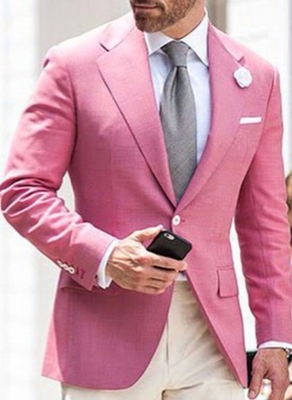 Come indossare e abbinare una cravatta grigia per un uomo di 30 anni: Sfoggia il tuo aspetto migliore con un blazer rosa e una cravatta grigia.