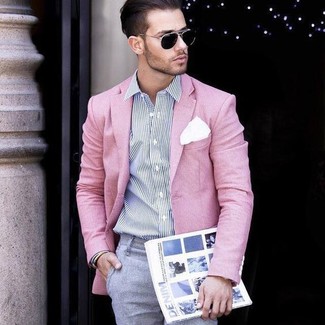 Come indossare e abbinare un blazer rosa con pantaloni eleganti grigi per un uomo di 20 anni: Abbina un blazer rosa con pantaloni eleganti grigi come un vero gentiluomo.