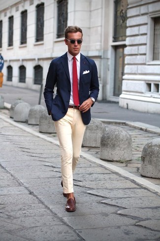 Come indossare e abbinare una cravatta rossa: Potresti indossare un blazer blu scuro e una cravatta rossa per un look elegante e di classe. Se non vuoi essere troppo formale, prova con un paio di mocassini eleganti in pelle marrone scuro.