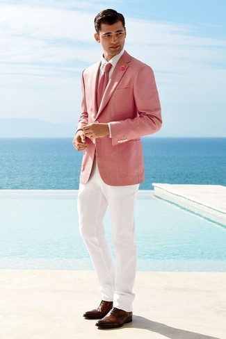 Come indossare e abbinare pantaloni eleganti bianchi con un blazer rosa: Combina un blazer rosa con pantaloni eleganti bianchi come un vero gentiluomo. Completa questo look con un paio di scarpe oxford in pelle marroni.