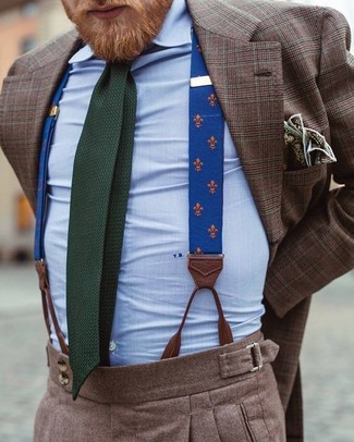Come indossare e abbinare una cravatta lavorata a maglia verde scuro in estate 2024 in modo formale: Vestiti con un blazer scozzese marrone e una cravatta lavorata a maglia verde scuro come un vero gentiluomo. Questo è il look indispensabile per l’estate.
