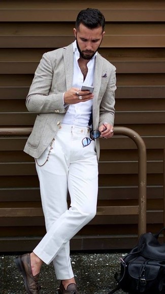 Come indossare e abbinare un blazer beige con mocassini eleganti in pelle marroni: Potresti abbinare un blazer beige con pantaloni eleganti bianchi come un vero gentiluomo. Mocassini eleganti in pelle marroni sono una splendida scelta per completare il look.