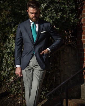 Come indossare e abbinare una cravatta stampata verde per un uomo di 30 anni in estate 2024 in modo formale: Combina un blazer blu scuro con una cravatta stampata verde come un vero gentiluomo. Questo è l'outfit fantastico per questa estate.