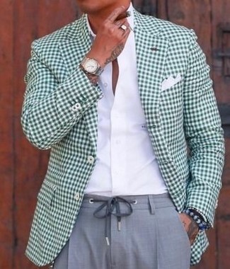 Come indossare e abbinare un blazer a quadretti verde: Opta per un blazer a quadretti verde e pantaloni eleganti grigi per una silhouette classica e raffinata