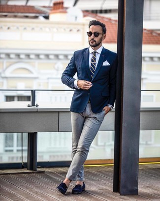 Look alla moda per uomo: Blazer blu scuro, Camicia elegante bianca, Pantaloni eleganti grigi, Mocassini eleganti in pelle scamosciata blu scuro