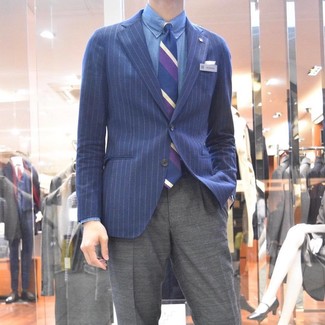 Look alla moda per uomo: Blazer a righe verticali blu scuro, Camicia elegante in chambray blu, Pantaloni eleganti grigi, Cravatta a righe verticali blu scuro