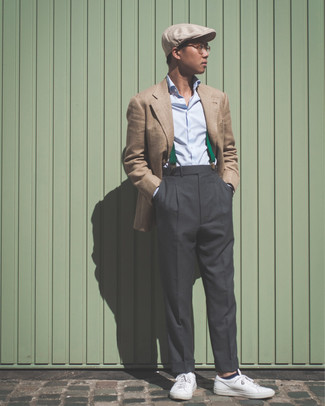 Come indossare e abbinare bretelle verdi per un uomo di 30 anni: Combina un blazer marrone chiaro con bretelle verdi per un look comfy-casual. Sfodera il gusto per le calzature di lusso e opta per un paio di sneakers basse in pelle bianche.