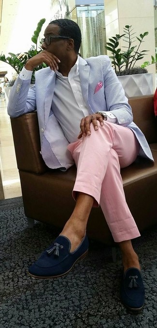 Quale blazer indossare con pantaloni eleganti rosa: Prova a combinare un blazer con pantaloni eleganti rosa per un look elegante e alla moda. Completa questo look con un paio di mocassini con nappine in pelle scamosciata blu scuro.
