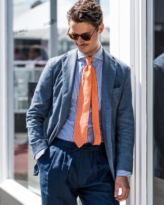 Come indossare e abbinare una cravatta arancione per un uomo di 30 anni in estate 2024: Prova a combinare un blazer blu con una cravatta arancione come un vero gentiluomo. Una buona idea per essere molto elegante questa estate!