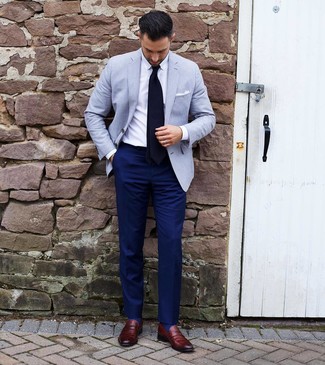 Quale blazer indossare con mocassini eleganti bordeaux in modo formale: Scegli un blazer e pantaloni eleganti blu scuro per essere sofisticato e di classe. Mocassini eleganti bordeaux sono una buona scelta per completare il look.
