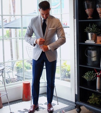 Come indossare e abbinare un blazer grigio quando fa caldo in modo formale: Potresti abbinare un blazer grigio con pantaloni eleganti blu scuro come un vero gentiluomo. Mocassini eleganti in pelle bordeaux sono una buona scelta per completare il look.
