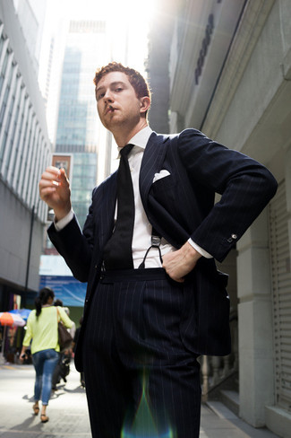 Look alla moda per uomo: Blazer a righe verticali blu scuro, Camicia elegante bianca, Pantaloni eleganti a righe verticali blu scuro, Cravatta nera