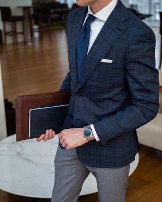 Look alla moda per uomo: Blazer scozzese blu scuro, Camicia elegante bianca, Pantaloni eleganti scozzesi grigi, Cravatta blu scuro