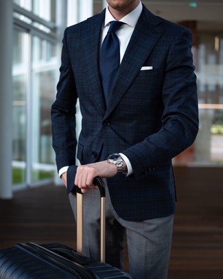 Come indossare e abbinare una valigia nera per un uomo di 30 anni in estate 2024 in modo formale: Opta per un blazer scozzese blu scuro e una valigia nera per un outfit rilassato ma alla moda. Una buona idea per tuo outfit estivo!