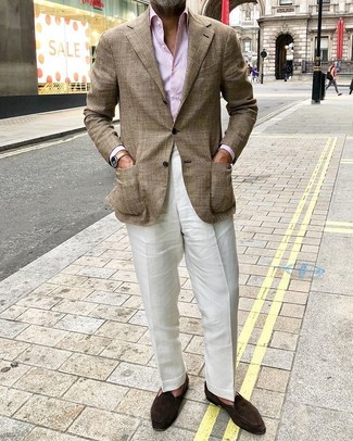 Come indossare e abbinare un blazer scozzese marrone: Combina un blazer scozzese marrone con pantaloni eleganti di lino bianchi come un vero gentiluomo. Rifinisci questo look con un paio di mocassini eleganti in pelle scamosciata marrone scuro.