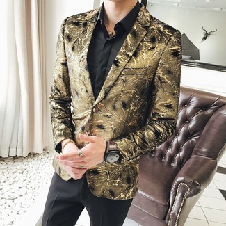 Look alla moda per uomo: Blazer stampato dorato, Camicia elegante nera, Pantaloni eleganti neri, Orologio in pelle marrone scuro