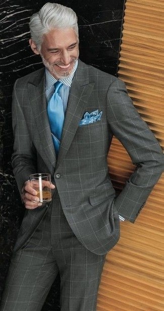 Quale camicia elegante indossare con pantaloni eleganti grigi per un uomo di 50 anni: Scegli un outfit composto da una camicia elegante e pantaloni eleganti grigi per una silhouette classica e raffinata