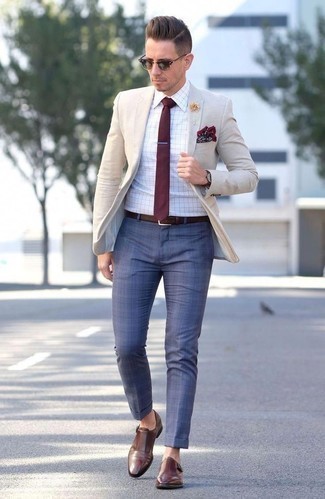 Look alla moda per uomo: Blazer beige, Camicia elegante a quadri bianca, Pantaloni eleganti a quadri blu, Scarpe double monk in pelle marroni