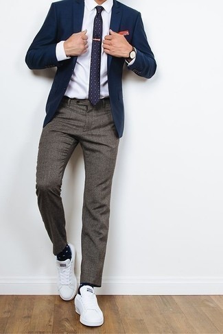 Come indossare e abbinare una cravatta a pois blu quando fa caldo in modo smart-casual: Prova ad abbinare un blazer blu scuro con una cravatta a pois blu come un vero gentiluomo. Calza un paio di sneakers basse bianche per avere un aspetto più rilassato.