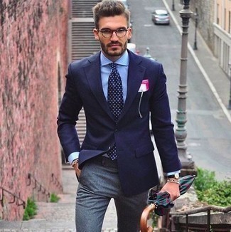 Come indossare e abbinare una camicia elegante a quadri azzurra per un uomo di 30 anni: Indossa una camicia elegante a quadri azzurra e pantaloni eleganti di lana grigio scuro per una silhouette classica e raffinata