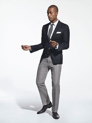 Look alla moda per uomo: Blazer nero, Camicia elegante bianca, Pantaloni eleganti scozzesi grigi, Scarpe derby in pelle nere