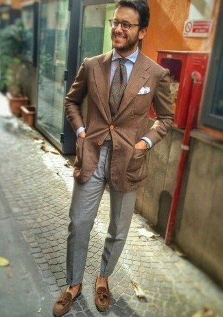 Come indossare e abbinare una cravatta multicolore: Abbina un blazer marrone con una cravatta multicolore come un vero gentiluomo. Perfeziona questo look con un paio di mocassini con nappine in pelle scamosciata marroni.