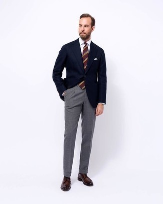 Quale scarpe derby indossare con pantaloni eleganti grigi: Opta per un blazer blu scuro e pantaloni eleganti grigi come un vero gentiluomo. Un paio di scarpe derby si abbina alla perfezione a una grande varietà di outfit.