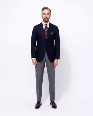 Look alla moda per uomo: Blazer blu scuro, Camicia elegante bianca, Pantaloni eleganti grigi, Scarpe derby in pelle marrone scuro