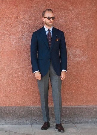 Come indossare e abbinare scarpe oxford in pelle bordeaux in modo formale: Prova ad abbinare un blazer blu scuro con pantaloni eleganti grigi come un vero gentiluomo. Scarpe oxford in pelle bordeaux sono una buona scelta per completare il look.