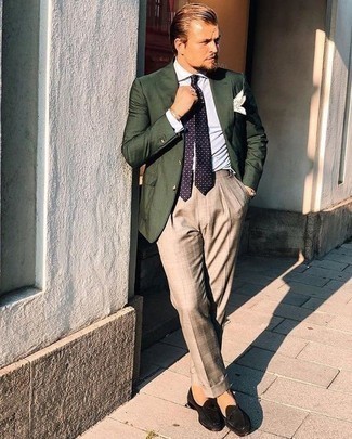 Come indossare e abbinare una cravatta melanzana scuro in modo formale: Combina un blazer verde scuro con una cravatta melanzana scuro come un vero gentiluomo. Mocassini eleganti in pelle scamosciata neri daranno una nuova dimensione a un look altrimenti classico.