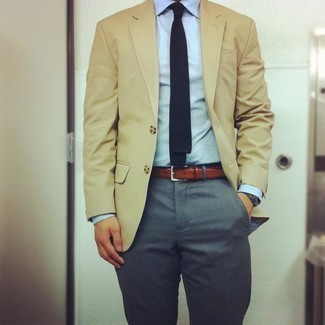 Come indossare e abbinare una cravatta lavorata a maglia blu: Combina un blazer marrone chiaro con una cravatta lavorata a maglia blu per un look elegante e alla moda.