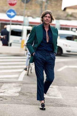 Look alla moda per uomo: Blazer verde scuro, Camicia elegante blu scuro, Pantaloni eleganti blu scuro, Mocassini con nappine in pelle neri