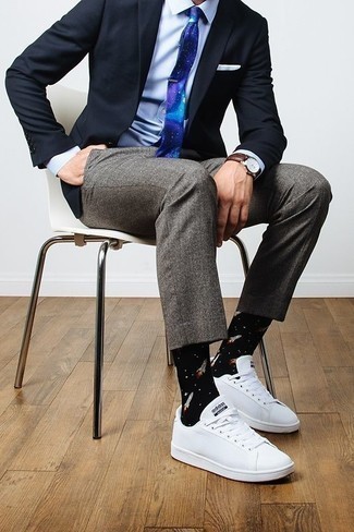 Come indossare e abbinare una cravatta stampata in modo smart-casual: Potresti abbinare un blazer nero con una cravatta stampata per un look elegante e di classe. Perché non aggiungere un paio di sneakers basse in pelle bianche per un tocco più rilassato?