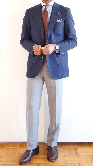 Come indossare e abbinare un blazer blu scuro con scarpe oxford in pelle marroni: Combina un blazer blu scuro con pantaloni eleganti grigi per essere sofisticato e di classe. Un paio di scarpe oxford in pelle marroni si abbina alla perfezione a una grande varietà di outfit.