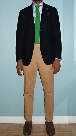 Come indossare e abbinare una cravatta verde menta: Metti un blazer nero e una cravatta verde menta come un vero gentiluomo. Mocassini con nappine in pelle marroni sono una interessante scelta per completare il look.
