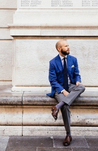 Quale scarpe oxford indossare con un blazer blu scuro: Indossa un blazer blu scuro con pantaloni eleganti grigi per una silhouette classica e raffinata Scarpe oxford sono una valida scelta per completare il look.