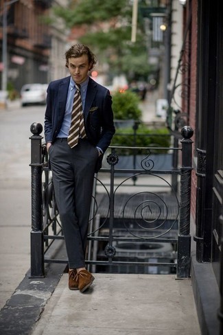 Come indossare e abbinare una cravatta a righe orizzontali terracotta per un uomo di 30 anni: Opta per un blazer blu scuro e una cravatta a righe orizzontali terracotta per essere sofisticato e di classe. Scarpe derby in pelle scamosciata marroni sono una splendida scelta per completare il look.
