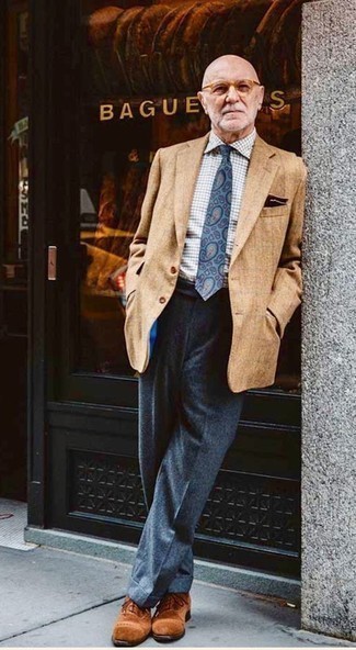 Quale blazer indossare con scarpe oxford marrone scuro per un uomo di 60 anni quando fa caldo: Metti un blazer e pantaloni eleganti di lana grigio scuro come un vero gentiluomo. Un paio di scarpe oxford marrone scuro si abbina alla perfezione a una grande varietà di outfit.
